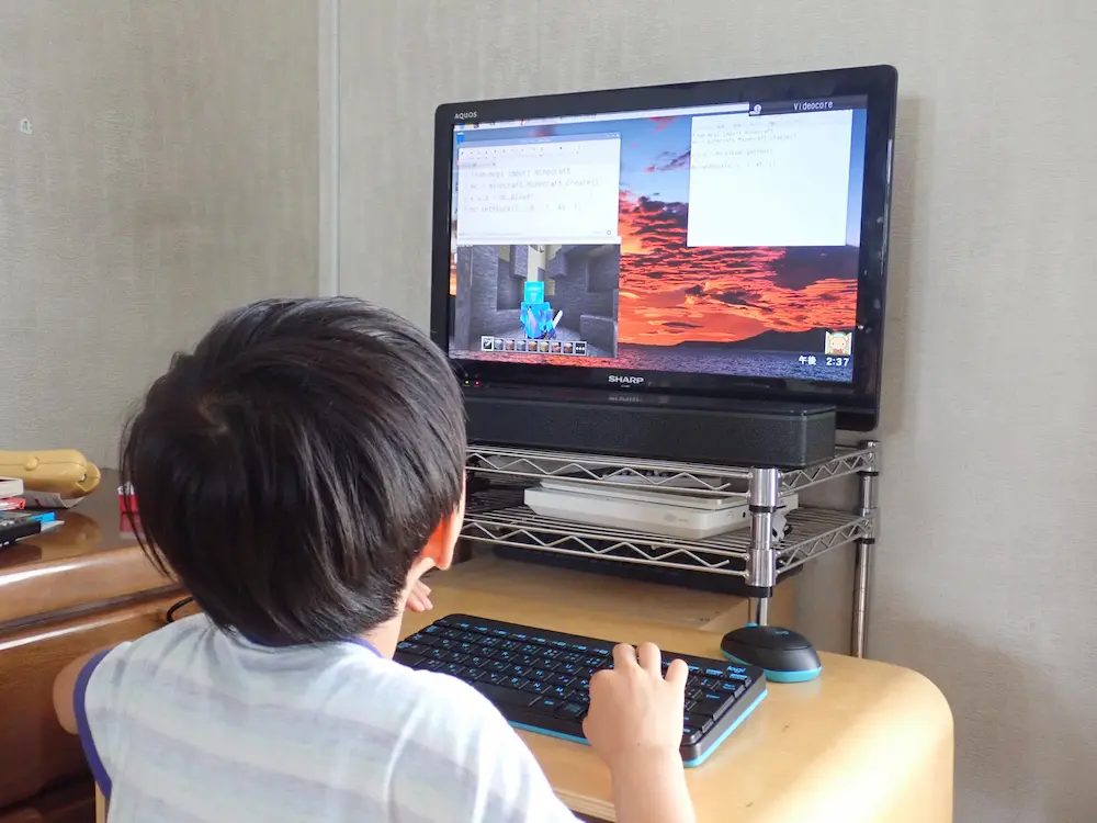 お子さんと一緒にマインクラフトプログラミングに取り組む斎藤さん。