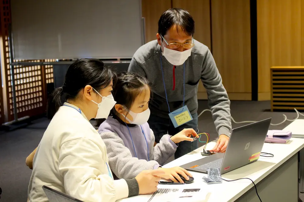 プログラミング講師として、子供にプログラミングを教える斎藤さん。