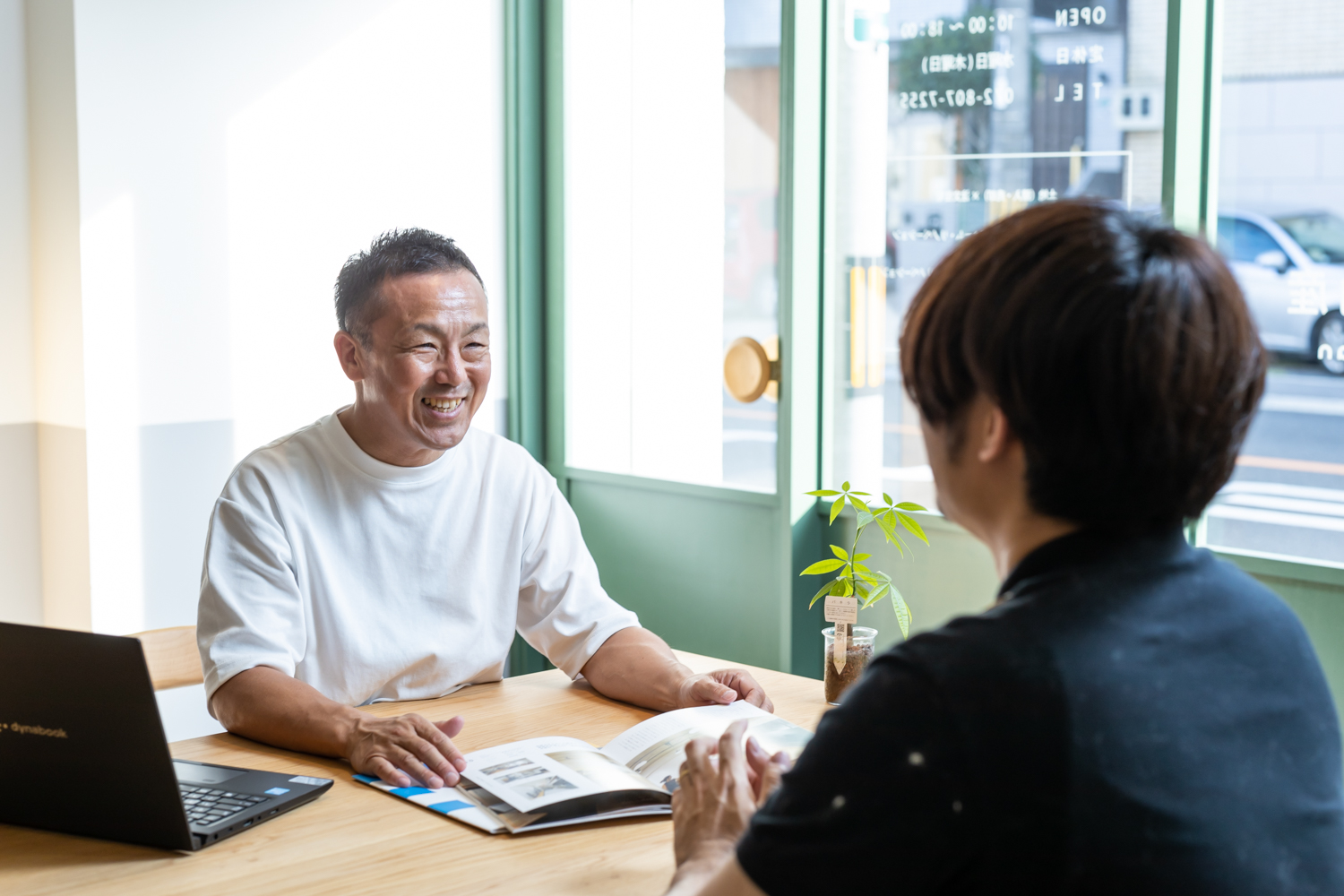 写真:笑顔で質問に答える小林さま
